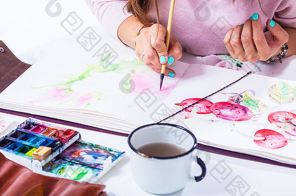 特写镜头美丽的艺术家明亮的指甲吸引了薄木刷水彩专辑画白色纸粉红色的牡丹
