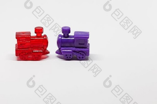 塑料玩具火车红色的紫色的