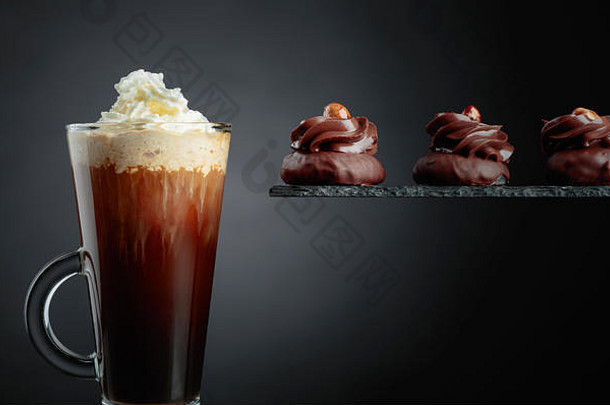 巧克力甜点榛子咖啡奶油黑色的背景复制空间文本