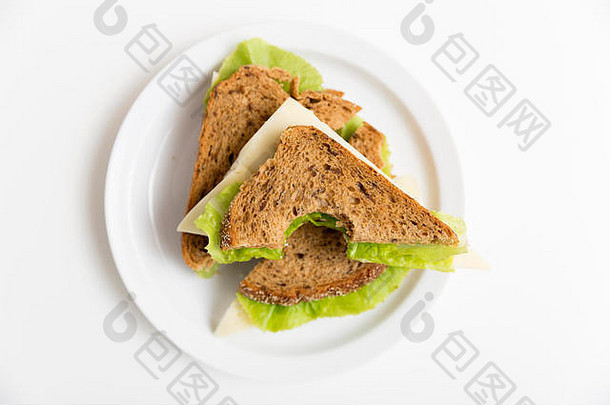 咬奶酪生菜三明治白色板午餐打破健康的零食