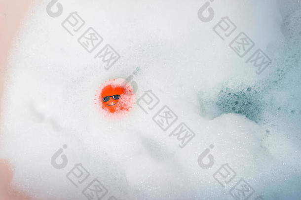 颜色照片红色的球脸画浮动泡沫浴