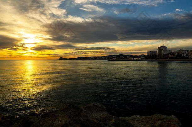 日落港锡切斯巴塞罗那建筑背景