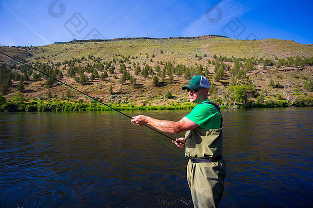 有经验的飞渔夫钓鱼微处理机河俄勒冈州铸造鱼站水
