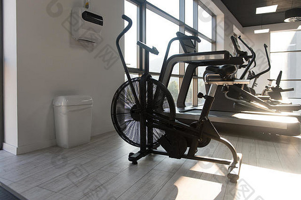 设备机器现代健身房房间健身中心
