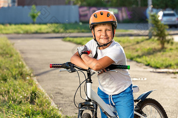 自行车自行车男孩孩子骑自行车草绿色活跃的高加索人童年有趣的头盔孩子休闲活动人在户外公园