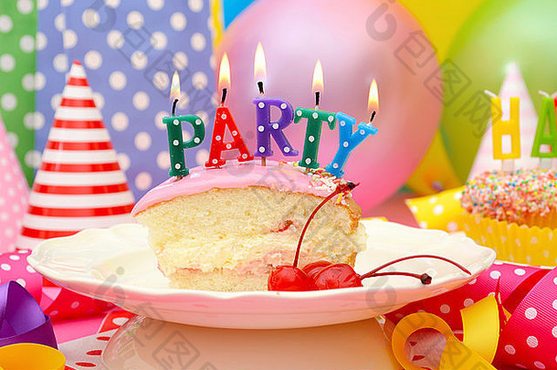 明亮的色彩斑斓的快乐聚会，派对表格气球飘带聚会，派对忙礼物袋片蛋糕基斯蜡烛拼写