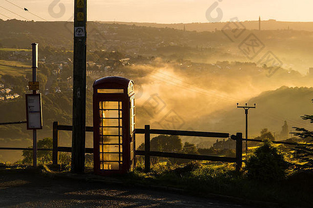 传统的英国电话盒子的轮廓农村库恩特里赛德背景