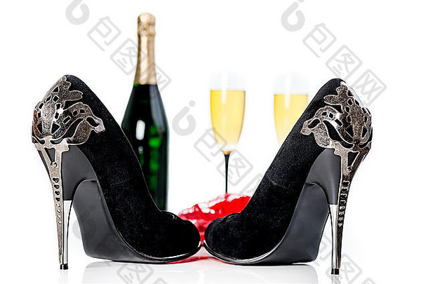 黑色的高高跟鞋红色的内衣香槟眼镜白色反光背景情人节一天爱概念