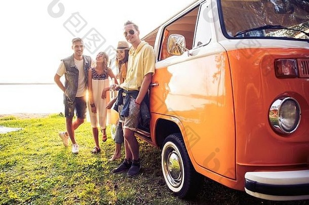 夏天假期路旅行假期旅行人概念微笑年轻的嬉皮朋友有趣的小货车车