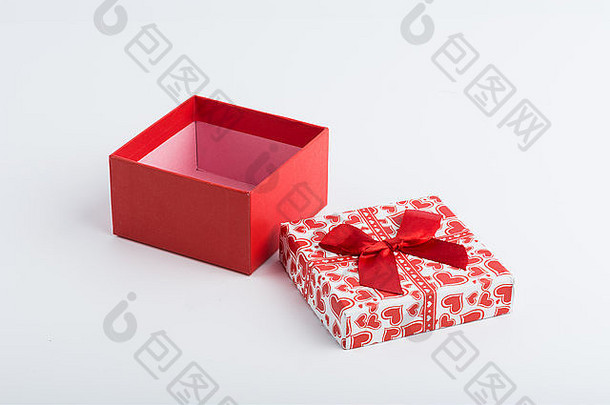 红色的礼物盒子开放白色背景