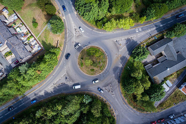 空中视图环形交叉路口道路小威尔士小镇被称为blaina