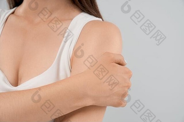 clolse隐身高加索人女人白色衬衫摆姿势灰色的孤立的背景触碰肩膀伤害前面作物浅黑肤色的女人痛苦疼痛手臂
