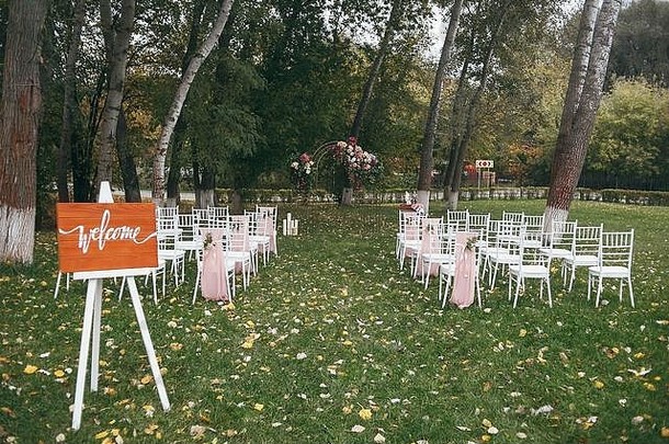 木董事会登记准备好了婚礼仪式椅子装饰