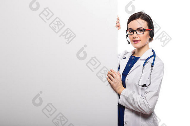 年轻的女人医生听诊器耳机空白广告牌白色统一的白色背景