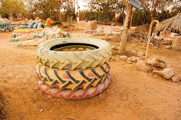 的喔轮胎孩子们的操场上基布兹雅艾尔内盖夫沙漠以色列