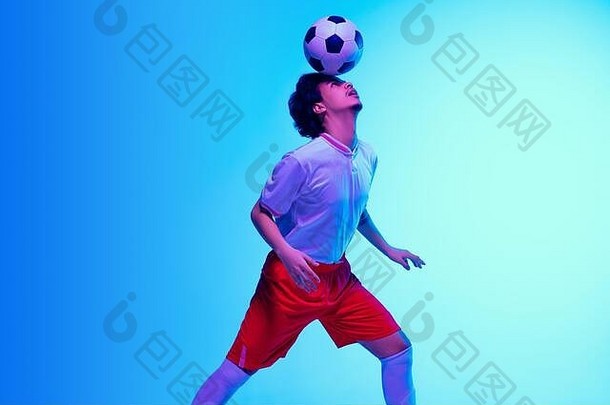 激情游戏足球足球球员梯度蓝色的工作室背景霓虹灯光运动行动活动概念体育运动竞争赢得行动运动克服Copyspace