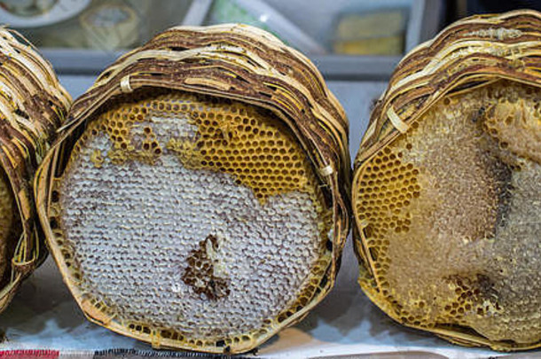 甜蜜的新鲜的蜂蜜密封梳子框架