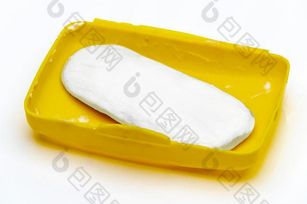 肥皂残留黄色的塑料肥皂菜白色背景