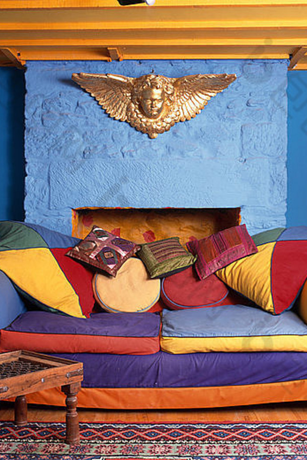 黄金小天使充满活力的多彩色的沙发明亮的蓝色的年代小屋生活房间