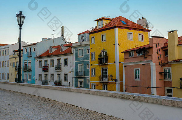 典型的外房子狭窄的街里斯本葡萄牙