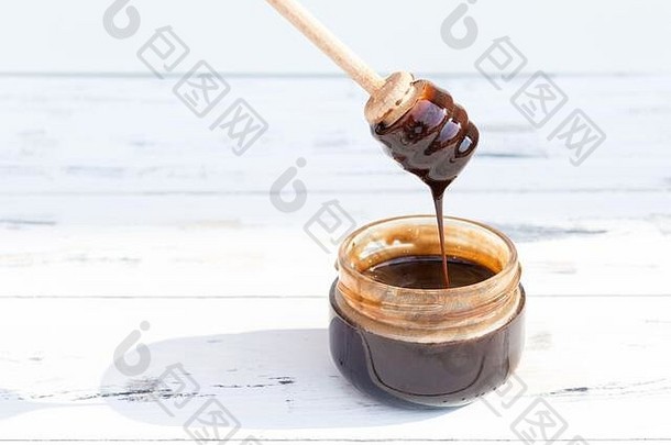 Jar巧克力甜点蜂蜜化妆品面膜白色木背景免费的复制空间