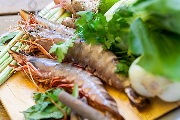 成分泰国汤姆山药汤铺设厨房计数器老虎虾蘑菇姜柠檬草酸橙芹菜