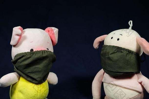 猪木偶保护面具口冠状病毒风格玩具穿面具摆姿势