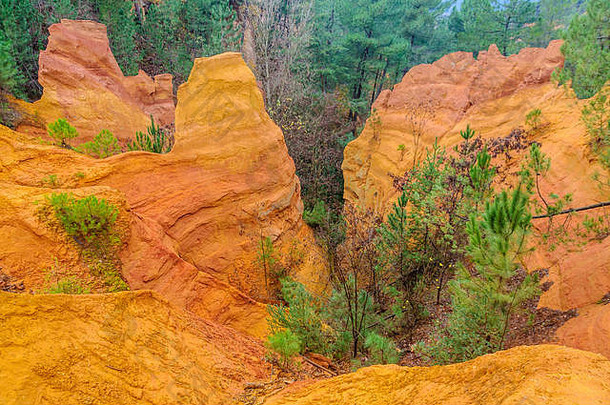 色彩斑斓的岩石使赭色山顶村鲁西隆普罗旺斯法国
