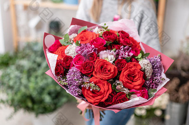 美丽的新鲜的减少花束混合花女人手工作花店花商店红色的颜色