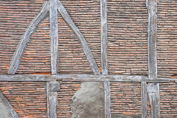 古老的木材框架<strong>梁柱</strong>砖墙背景