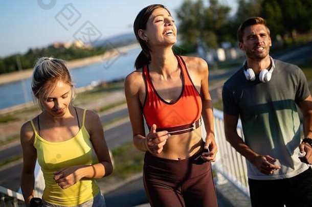 运动适合人锻炼运行在户外