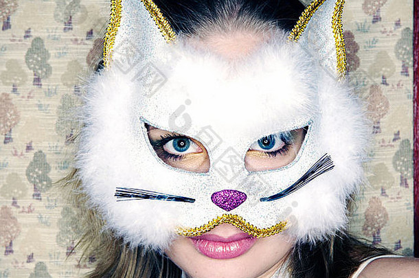 年轻的女人穿猫面具