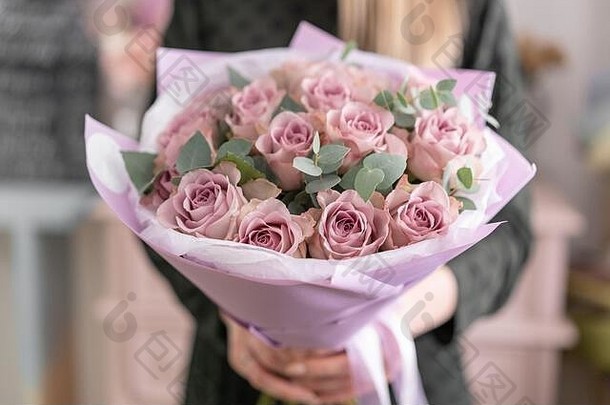 美丽的花束柔和的紫色的玫瑰女士手工作花店花商店交付新鲜的减少花欧洲花商店