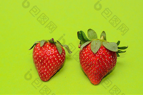 新鲜的成熟的草莓