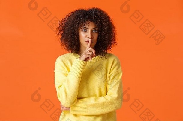 半身照拍摄疯了不高兴严肃的表情非裔美国人女人告诉秘密发誓词嘘声新闻指数手指