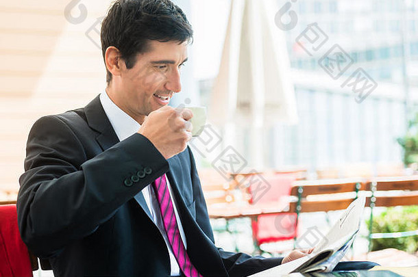 商人阅读<strong>报纸</strong>喝咖啡morni