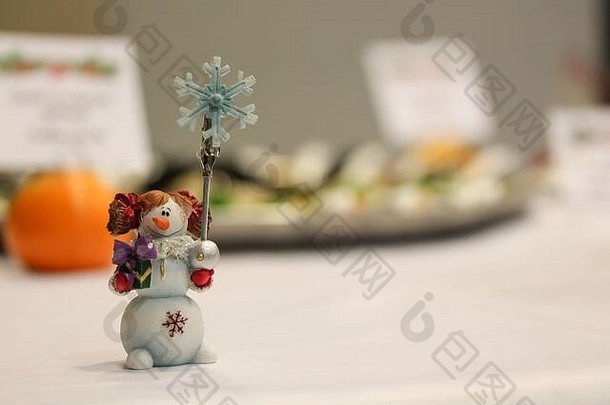 小数字微笑雪女雪姑娘持有雪花Copyspace雪人形状图片照片的地方卡持有人免费的空间文本橘子食物菜模糊背景