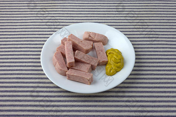 片按下猪肉罐头肉白色板芥末蓝色的条纹桌布