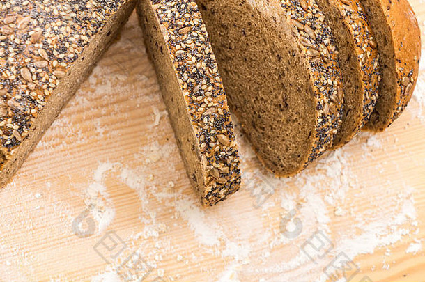 <strong>小麦</strong>切片面包特写镜头木表面面粉
