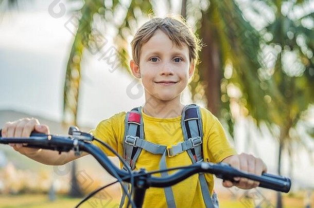 活跃的学校孩子男孩骑自行车背包阳光明媚的一天快乐孩子骑自行车学校安全孩子们在户外学校
