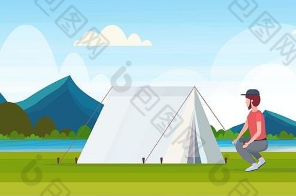 男人。徒步旅行者露营者安装帐篷准备野营徒步旅行概念旅行者徒步旅行美丽的河山景观背景水平