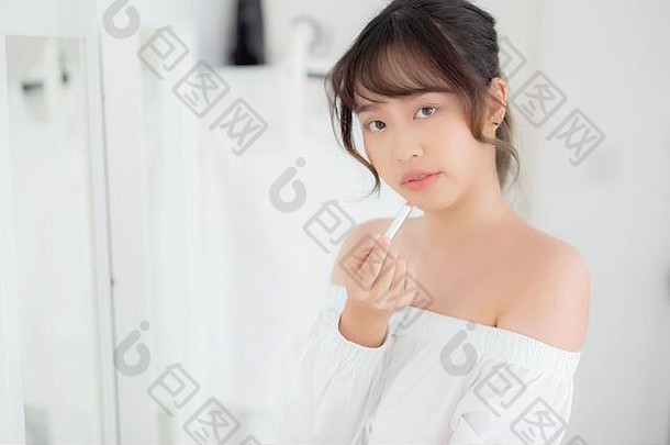 美丽的肖像年轻的亚洲女人镜子应用化妆口红房间美嘴唇亚洲女孩化妆化妆品时尚口