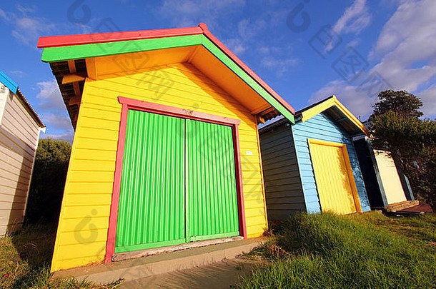 鱼眼宽视图色彩鲜艳的beachouses蓝色的天空背景带到半岛维多利亚澳大利亚汇业银行