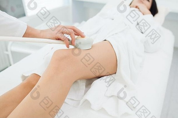 认不出来女美容师提升过程女人长苗条的腿美客厅治疗超重松弛皮肤