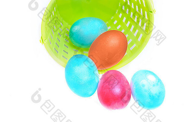 复活节鸡蛋篮子孤立的白色背景