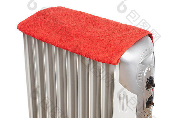 电加热器覆盖红色的毛巾孤立的白色