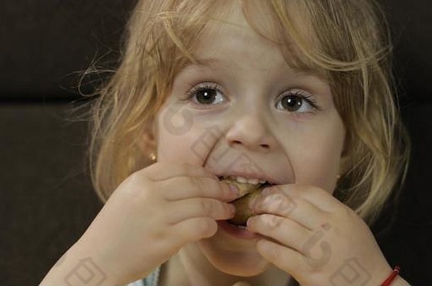 美丽的金发女郎女孩坐着沙发首页吃玉米泡芙可爱的孩子味道puffcorns内部儿童餐