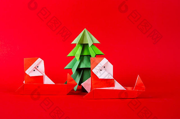 一年卡手工制作的折纸圣诞老人老人雪橇树圣诞节概念冬天精心制作装饰工作室拍摄红色的使用