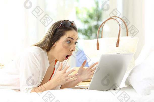 兴奋女人阅读在线内容说谎床上酒店房间夏天假期