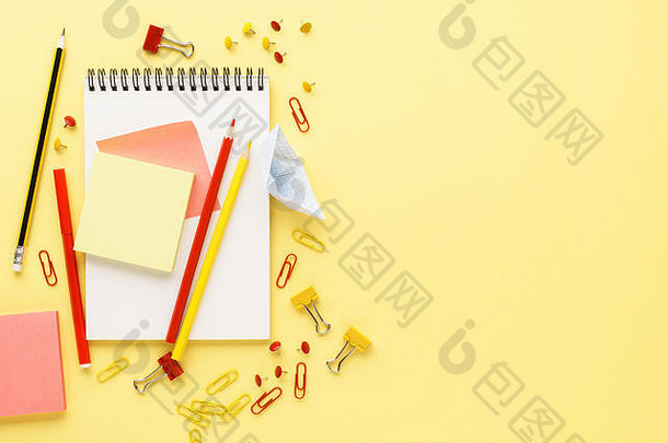 学校笔记本红色的黄色的文具回来学校概念复制空间